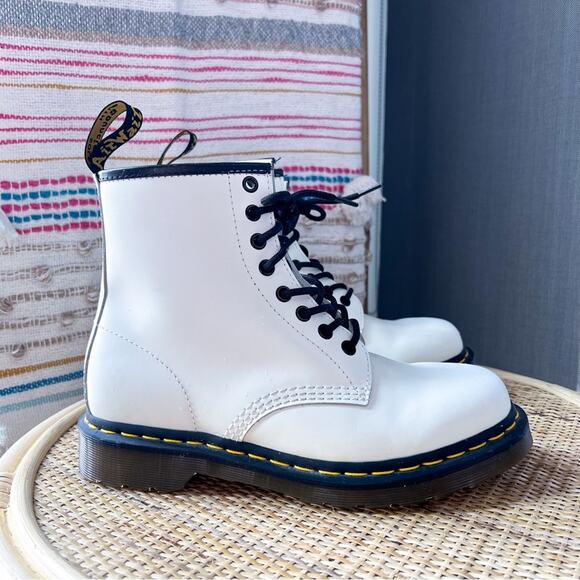 Dr Martens 11822 White Leather 8 Eye Lace-Up Combat Boots Women’s Size 8 - Picture 2 of 8